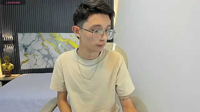 Snapshot of SantiagoRusso18 chatting on September 2025 01:10:01 PM SantiagoRusso18 online show from September 2025 01:10:01 PM