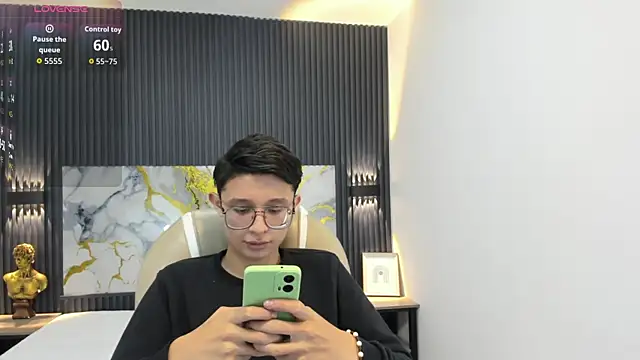 Snapshot of SantiagoRusso18 chatting on October 2025 01:06:02 PM SantiagoRusso18 online show from October 2025 01:06:02 PM