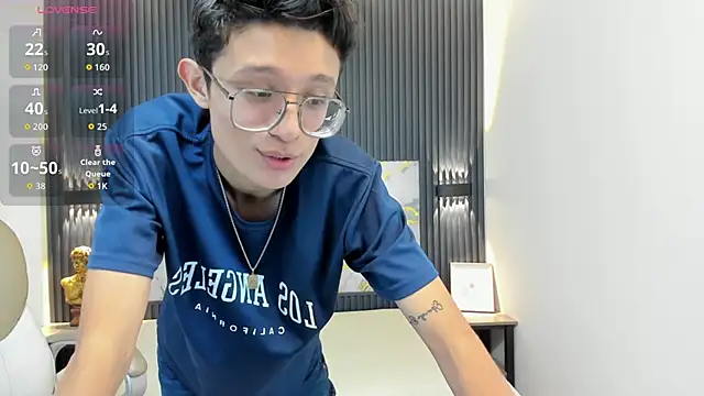 Snapshot of SantiagoRusso18 chatting on October 2025 01:10:01 PM SantiagoRusso18 online show from October 2025 01:10:01 PM