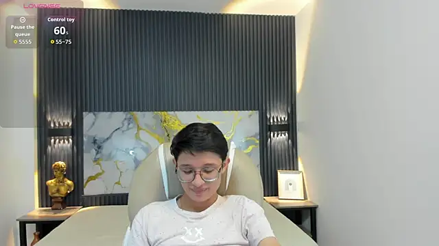 Snapshot of SantiagoRusso18 chatting on October 2025 12:08:02 PM SantiagoRusso18 online show from October 2025 12:08:02 PM