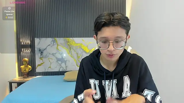 Snapshot of SantiagoRusso18 chatting on October 2025 12:05:02 PM SantiagoRusso18 online show from October 2025 12:05:02 PM