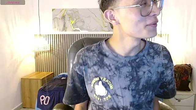 SantiagoRusso18 online show from February 2026 12:33:01 PM