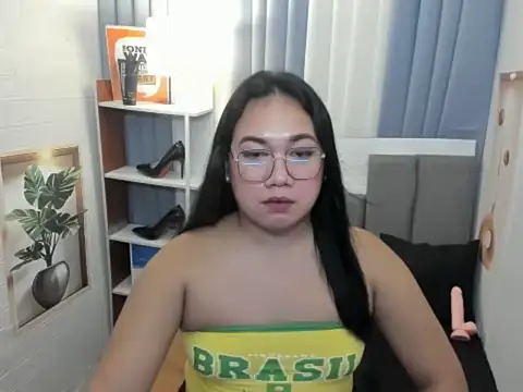 Snapshot of TsUncutKaren chatting on December 2025 04:46:01 PM TsUncutKaren online show from December 2025 04:46:01 PM