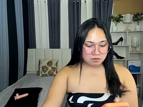 Snapshot of TsUncutKaren chatting on February 2026 06:06:02 PM TsUncutKaren online show from February 2026 06:06:02 PM