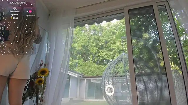 Snapshot of Ella_Vee chatting on June 2026 04:51:02 AM Ella Vee online show from June 2026 04:51:02 AM