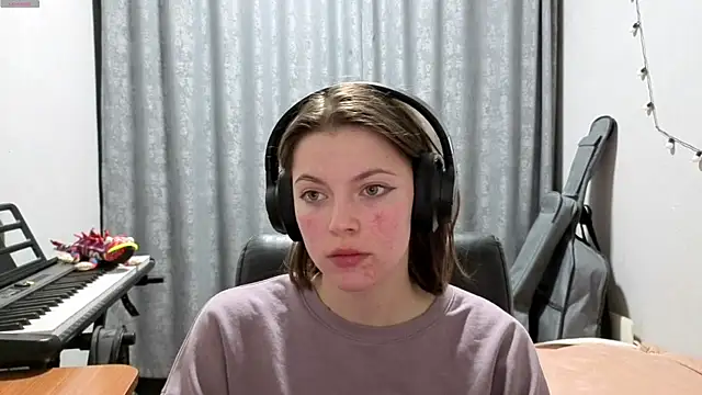 CutieAnny online show from April 2026 08:10:01 PM