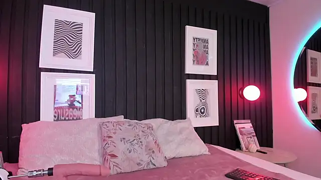 Manelyk evanss  online show from April 2026 06:04:02 PM