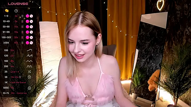 Snapshot of LillianShine chatting on April 2026 07:55:02 AM LillianShine online show from April 2026 07:55:02 AM