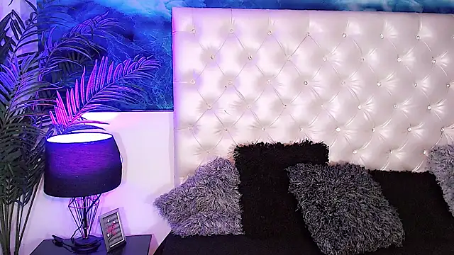 Valeria Swett  online show from November 2025 12:31:02 AM