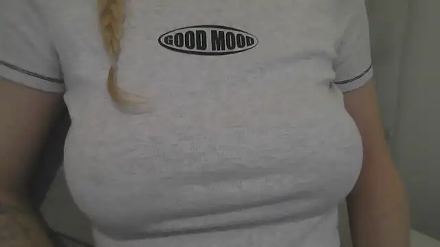 flirty babe x online show from October 2025 05:00:01 PM