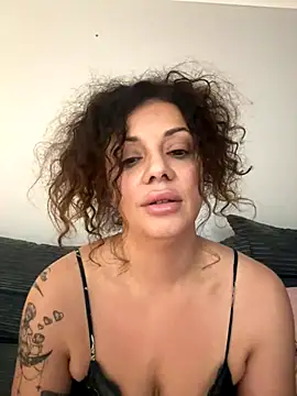 Snapshot of caramelandCurls chatting on November 2025 10:43:02 PM caramelandCurls online show from November 2025 10:43:02 PM