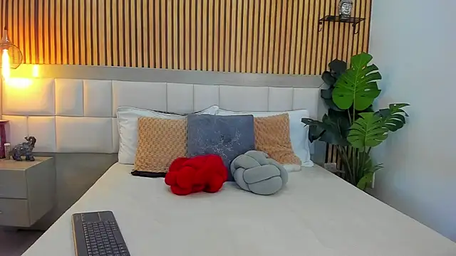 Roseaurora online show from November 2025 12:38:01 PM