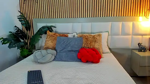 Roseaurora online show from January 2026 01:05:02 PM