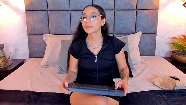 Snapshot of Roseaurora chatting on May 2026 10:43:01 AM Roseaurora online show from May 2026 10:43:01 AM