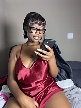 Snapshot of Moonzy77 chatting on December 2025 02:02:02 PM Moonzy77 online show from December 2025 02:02:02 PM