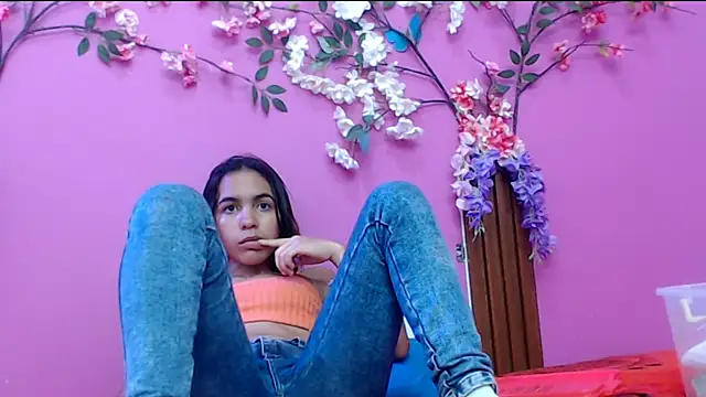 Snapshot of skinnysofia18 chatting on September 2025 01:11:02 PM skinnysofia18 online show from September 2025 01:11:02 PM