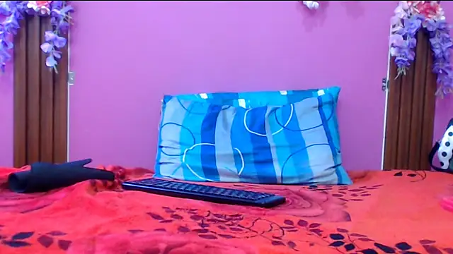 Snapshot of skinnysofia18 chatting on October 2025 01:06:02 PM skinnysofia18 online show from October 2025 01:06:02 PM