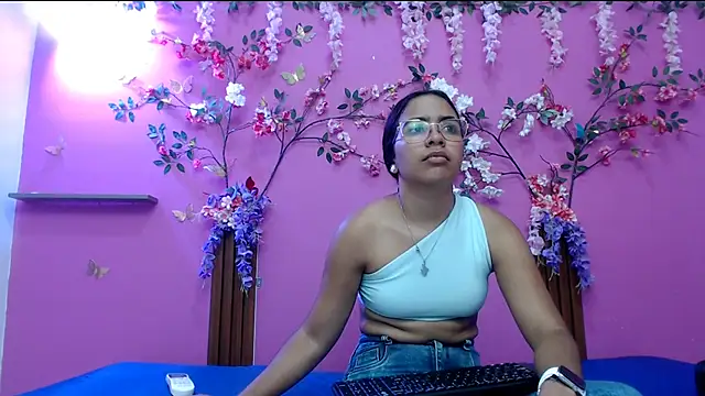 skinnysofia18 online show from April 2026 12:54:02 PM