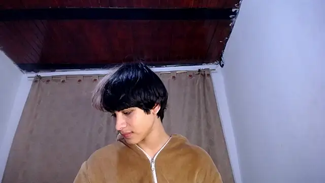 DaraKat18 online show from April 2026 10:09:02 PM