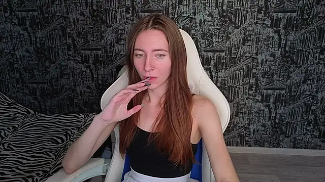 MiaLinder online show from October 2025 11:52:02 AM