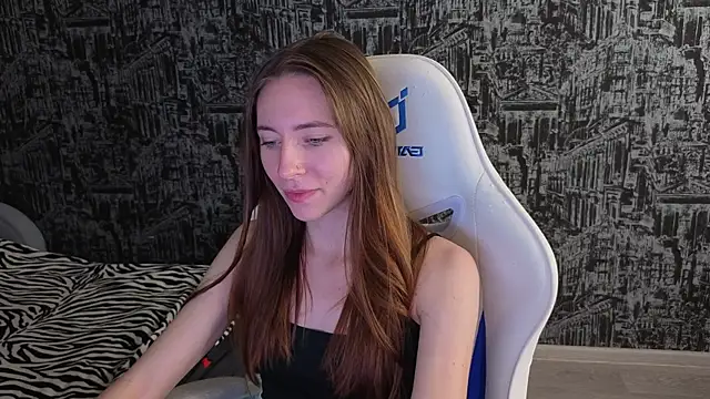 MiaLinder online show from October 2025 03:21:02 PM