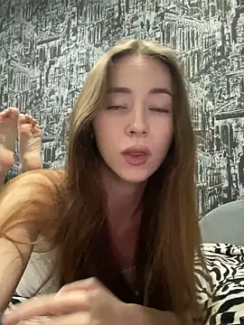 MiaLinder online show from November 2025 06:07:02 PM