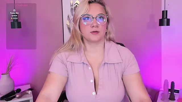 hollie joliie online show from October 2025 11:29:02 AM