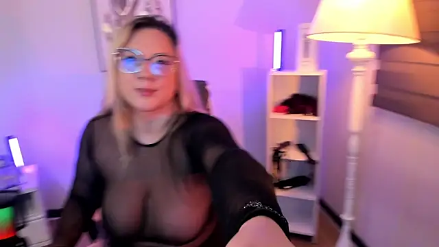 hollie joliie online show from April 2026 12:17:02 PM