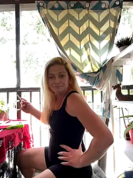 Goldenndoll online show from October 2025 05:00:01 PM