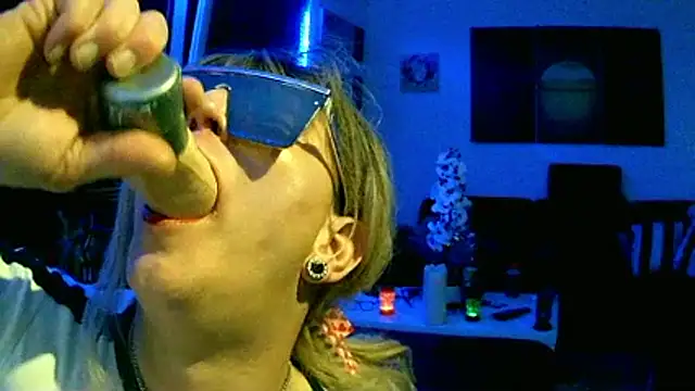 hellgirl1980 online show from November 2025 07:47:02 PM