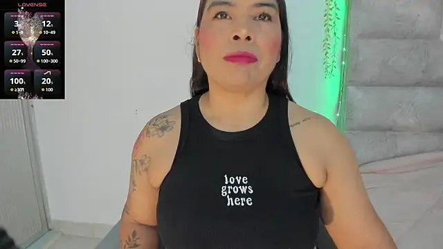 Snapshot of roselyn_caprice chatting on June 2026 01:59:02 AM roselyn caprice online show from June 2026 01:59:02 AM