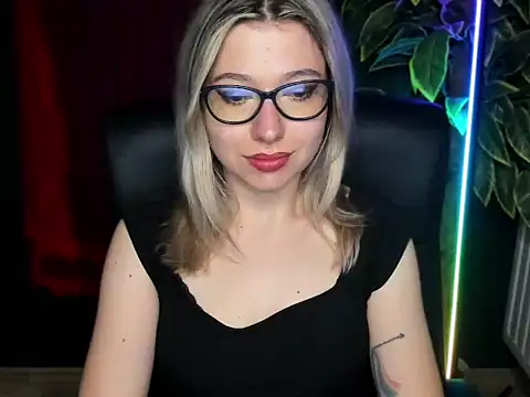 Snapshot of loveHeidi chatting on June 2026 04:57:01 AM loveHeidi online show from June 2026 04:57:01 AM