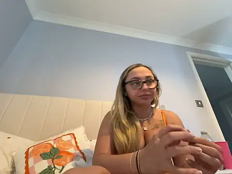 Snapshot of petitelucyXoxx chatting on May 2026 06:03:01 PM petitelucyXoxx online show from May 2026 06:03:01 PM