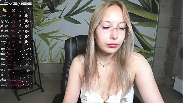 Snapshot of dina_sunshine chatting on September 2025 02:45:01 AM dina sunshine online show from September 2025 02:45:01 AM