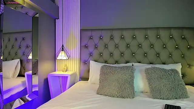 Snapshot of LunaBloomn chatting on October 2025 05:04:02 PM LunaBloomn online show from October 2025 05:04:02 PM