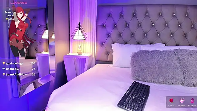 LunaBloomn online show from November 2025 05:11:01 PM