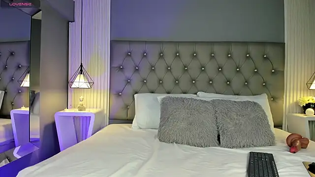 LunaBloomn online show from November 2025 05:01:01 PM