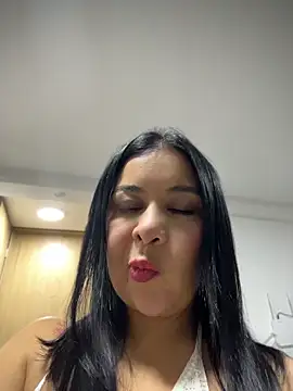 Snapshot of IrisDuvall chatting on May 2026 01:25:02 AM IrisDuvall online show from May 2026 01:25:02 AM