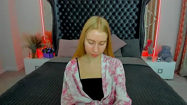 Snapshot of Alina_Blonde chatting on June 2026 05:38:02 AM Alina Blonde online show from June 2026 05:38:02 AM