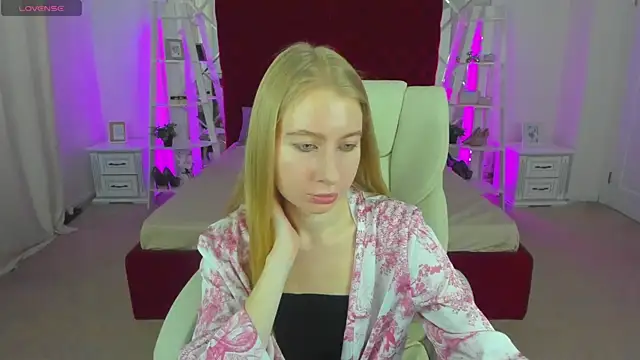 Snapshot of Alina_Blonde chatting on June 2026 05:43:02 AM Alina Blonde online show from June 2026 05:43:02 AM