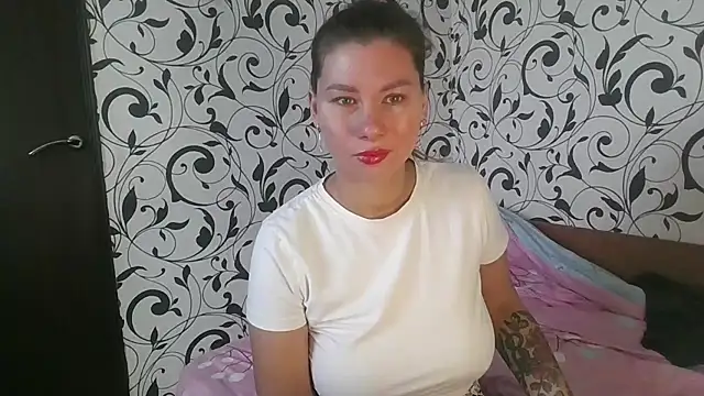 Snapshot of YourEmilie chatting on October 2025 09:52:02 AM YourEmilie online show from October 2025 09:52:02 AM