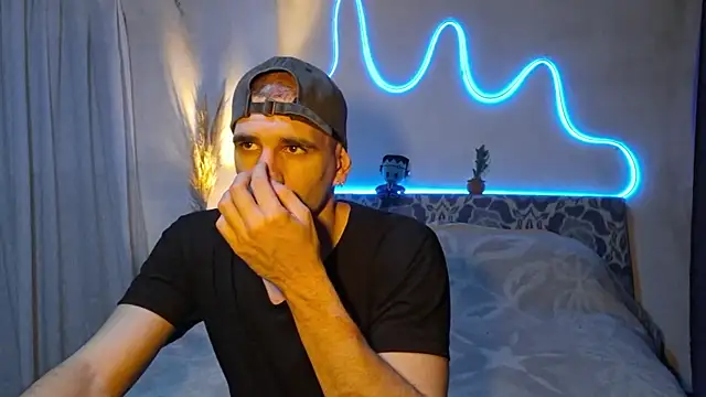 Snapshot of ObeyLust chatting on November 2025 01:00:02 AM ObeyLust online show from November 2025 01:00:02 AM