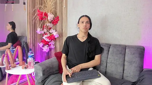 Snapshot of Almaazz chatting on April 2026 04:27:01 AM Almaazz online show from April 2026 04:27:01 AM
