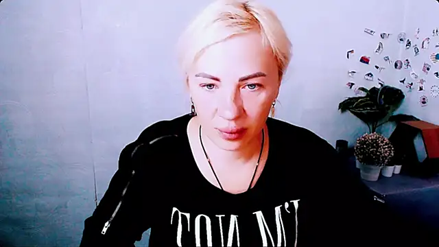 Snapshot of EmmaCat_ chatting on June 2026 04:14:02 AM EmmaCat online show from June 2026 04:14:02 AM