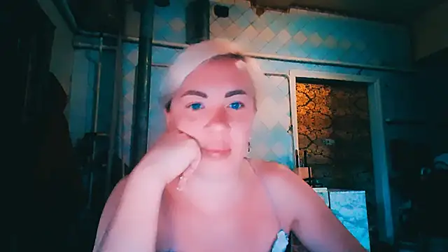 Snapshot of EmmaCat_ chatting on June 2026 04:44:01 AM EmmaCat online show from June 2026 04:44:01 AM