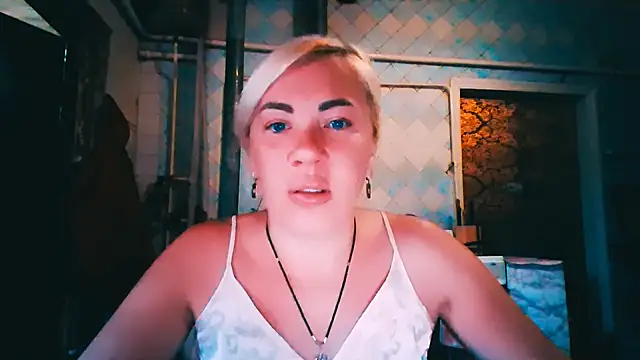 Snapshot of EmmaCat_ chatting on June 2026 04:15:01 AM EmmaCat online show from June 2026 04:15:01 AM