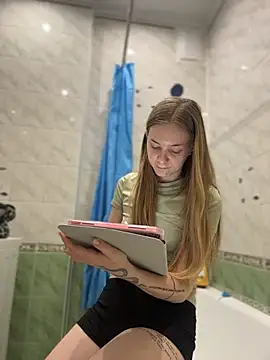 MilaMoone online show from April 2026 07:08:02 PM