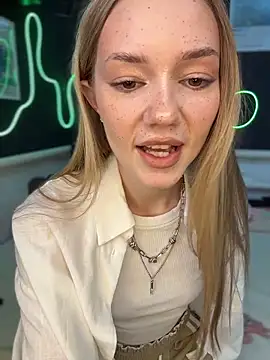 Snapshot of MilaMoone chatting on May 2026 11:15:01 AM MilaMoone online show from May 2026 11:15:01 AM