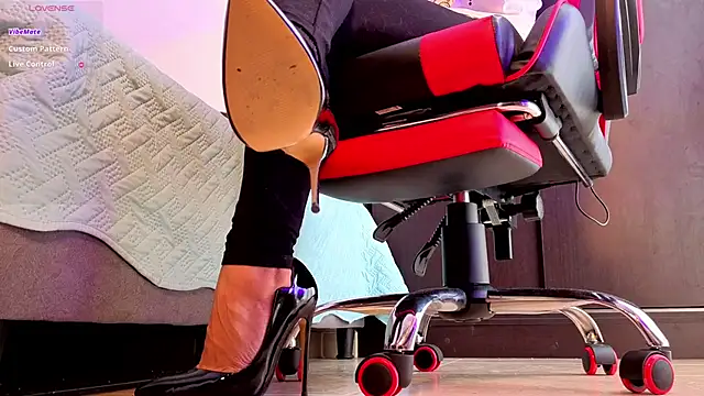 Snapshot of heylovelygirl chatting on February 2026 02:57:01 PM heylovelygirl online show from February 2026 02:57:01 PM