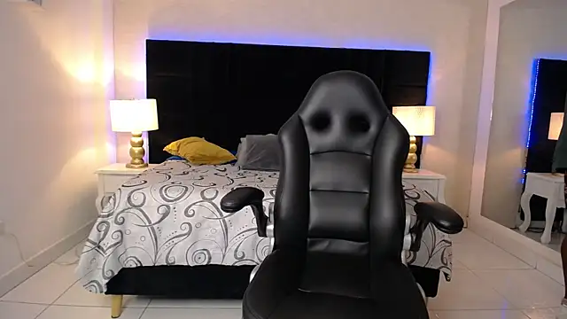 Snapshot of SkylerBigxxx chatting on April 2026 04:15:01 AM SkylerBigxxx online show from April 2026 04:15:01 AM